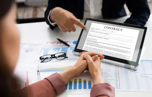 Contrato exibido em um tablet durante uma reunião